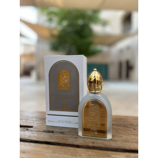 Musky Series Serene Night 100 ml — produkt ve stylizované kompozici; velmi detailní záběr; na dřevěném povrchu; střední záběr