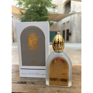 Musky Series Serene Night 100 ml — produkt ve stylizované kompozici; velmi detailní záběr; na dřevěném povrchu; nejširší záběr