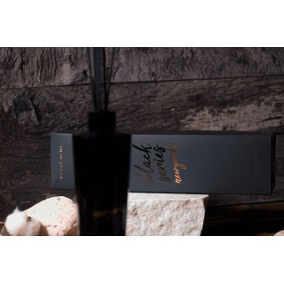 Royal Platinum Black Series NEW YORK EDP 200 ml — produktas stilizuotoje aplinkoje; stambus planas; baltame fone