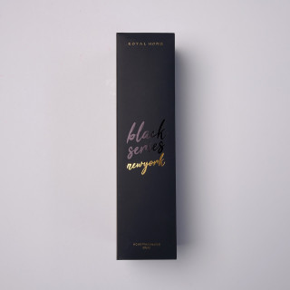 Royal Platinum Black Series NEW YORK EDP 200 ml — produktas ir pakuotė; visa kompozicija; šviesiame fone