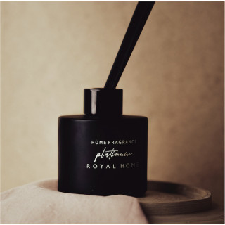 Royal Platinum Platinum SANDAL WOOD EDP 120 ml — productweergave; zeer nabije close-up; op een gekleurde achtergrond