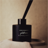 Royal Platinum Platinum SANDAL WOOD EDP 120 ml — productweergave; zeer nabije close-up; op een gekleurde achtergrond