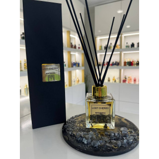 MARABIKA LOST CHERRY EDP 100 ml — toode stiliseeritud keskkonnas; väga lähivõte; valgel taustal