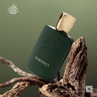 Hartnell EDP 100 ml — товар в стилизованной композиции; очень крупный план; на деревянной поверхности; самый близкий кадр