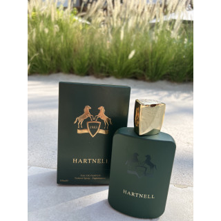 Fragrance World Hartnell EDP 100 ml — товар в стилизованной композиции; очень крупный план; среди зелени; самый широкий кадр