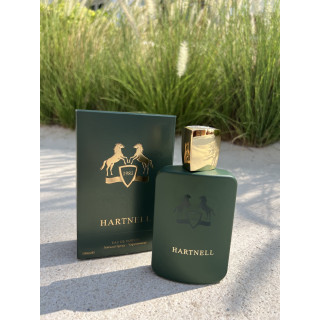 Fragrance World Hartnell EDP 100 ml — товар в стилизованной композиции; очень крупный план; на белом фоне