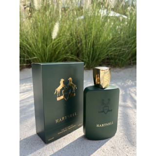 Fragrance World Hartnell EDP 100 ml — товар в стилизованной композиции; очень крупный план; среди зелени; самый близкий кадр