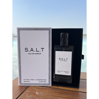 Fragrance World S.A.L.T EDP 100 ml — товар в стилизованной композиции; очень крупный план; на деревянной поверхности
