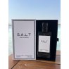 Fragrance World S.A.L.T EDP 100 ml — товар в стилизованной композиции; очень крупный план; на деревянной поверхности