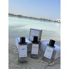 Fragrance World S.A.L.T EDP 100 ml — товар в стилизованной композиции; очень крупный план; у воды
