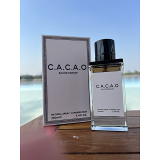 C.A.C.A.O EDP 100 ml — товар в стилизованной композиции; очень крупный план; на открытом воздухе; самый близкий кадр