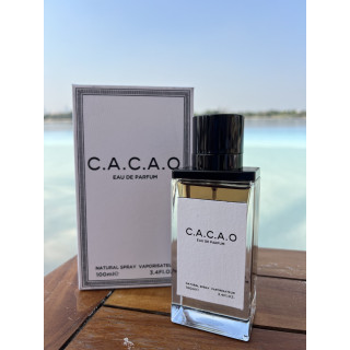 C.A.C.A.O EDP 100 ml — товар в стилизованной композиции; очень крупный план; на открытом воздухе; самый широкий кадр